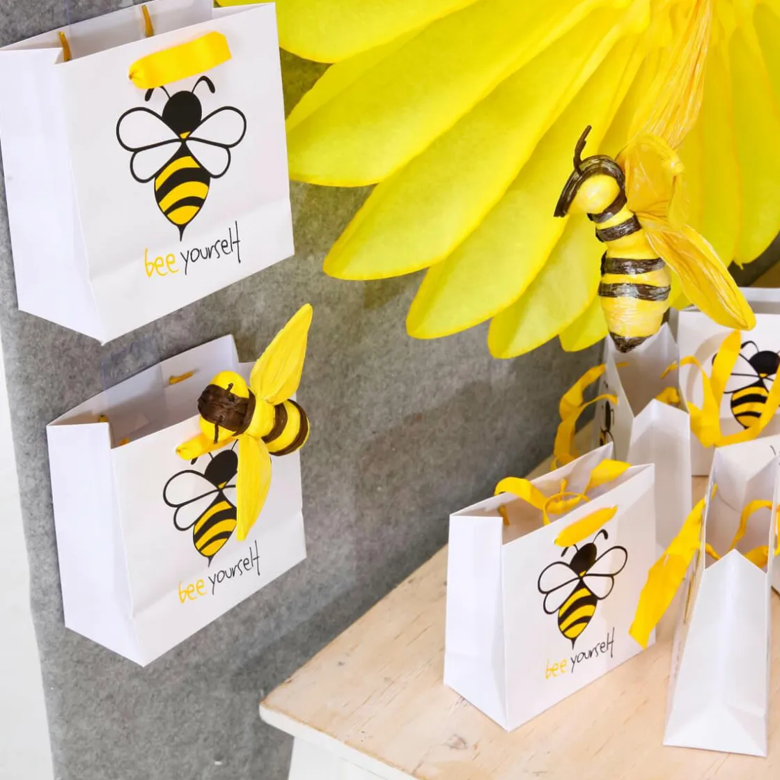 DecoWoerner Decoración De Animales|Decoración De Primavera>Abejas Decorativas 10-14 Cm, 5 Piezas