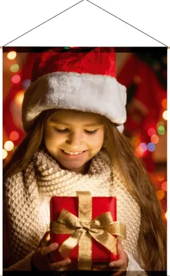 DecoWoerner Pancartas De Navidad E Invierno|Bandera De Navidad>Bandera De Tela Ignífuga "Niña Con Regalo De Navidad" Tela De Bandera 100 X 140 Cm