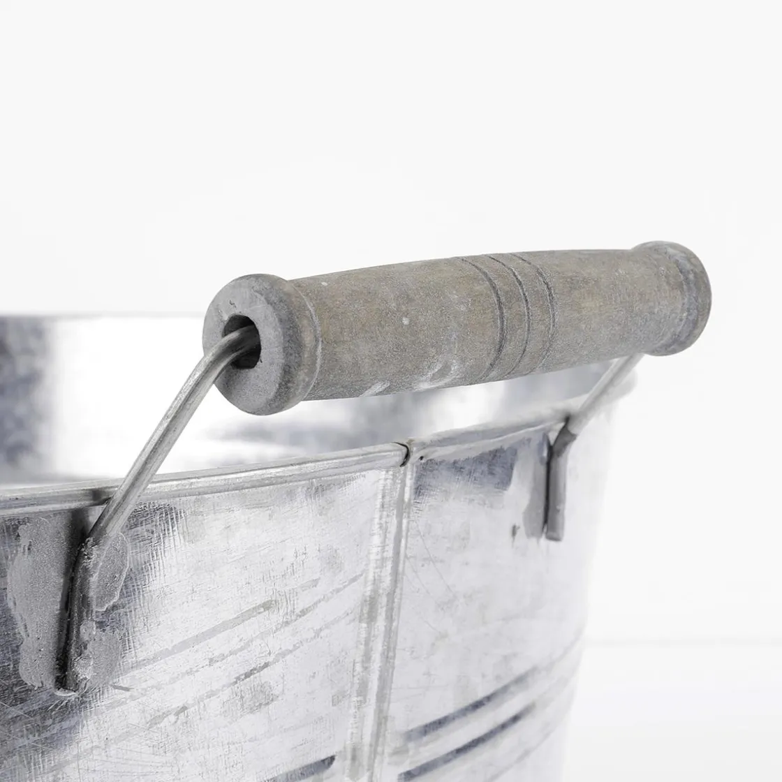 DecoWoerner Decoración De Verano|Decoración De Primavera>Cubeta De Zinc Con Asas De Madera 35 Cm