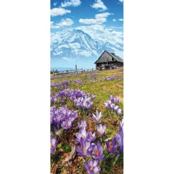 DecoWoerner Decoración De Primavera|Pancartas De Primavera>Pancarta De Tela Ignífuga "Cabaña Alpina, Montañas Y Azafranes Morados" De Tela De Bandera 75 X 180 Cm