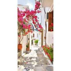 DecoWoerner Decoración De Verano|Pancartas De Verano>Pancarta De Tela Ignífuga "Callejón Del Mediterráneo Con Buganvilla" De Tela De Bandera 100 X 200 Cm