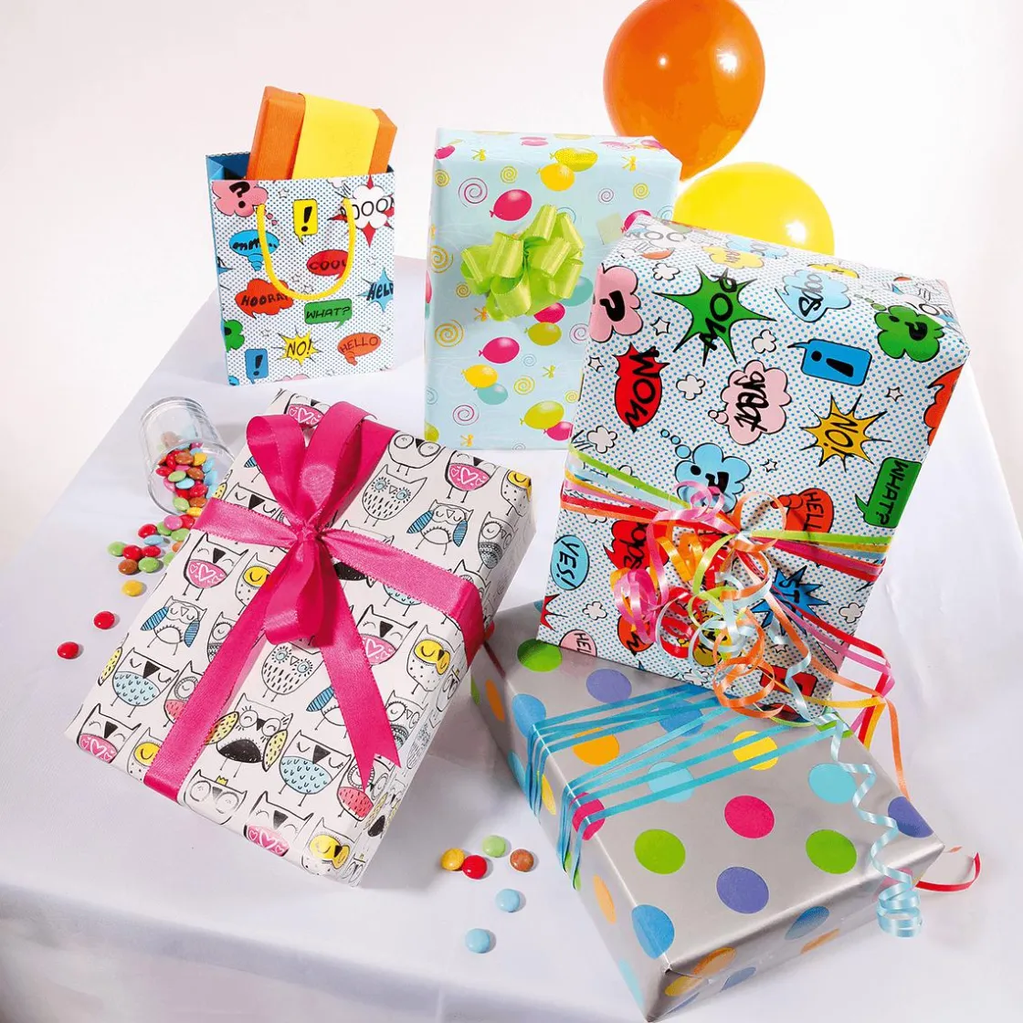 DecoWoerner Papel De Regalo|Go Green - Envoltorio Para Regalo Ecológico>Papel De Envolver Sostenible, Plateado Y Con Puntos De Colores - Bobina De Papel De Envolver De 50 M