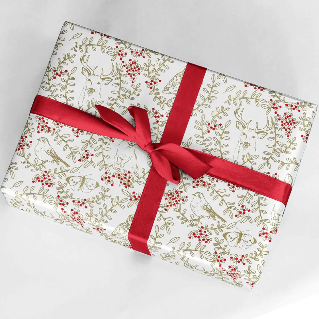 DecoWoerner Papel De Regalo|Go Green - Envoltorio Para Regalo Ecológico>Papel De Envolver Sostenible Con Animales Del Bosque, Vides Y Bayas Rojas - Bobina De Papel De Regalo De 50 M