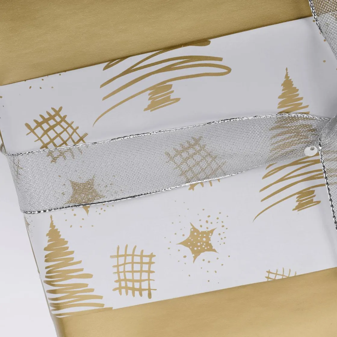 DecoWoerner Papel De Regalo|Go Green - Envoltorio Para Regalo Ecológico>Papel De Regalo Navideño Sostenible De Doble Cara Con Abetos Y Estrellas En Dorado - Bobina De Papel De Regalo De 50 M
