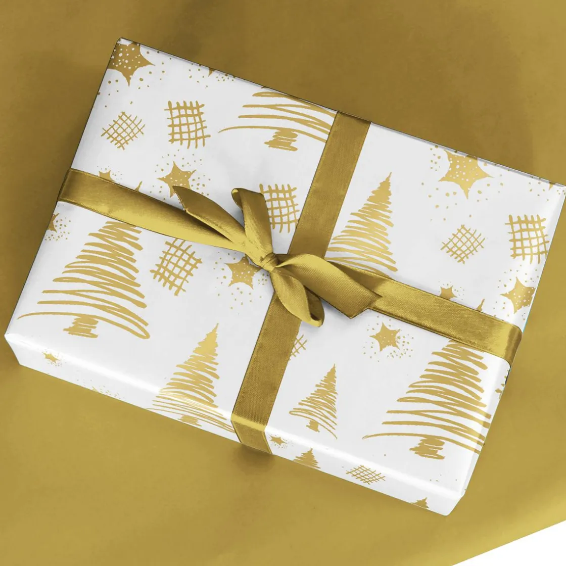 DecoWoerner Papel De Regalo|Go Green - Envoltorio Para Regalo Ecológico>Papel De Regalo Navideño Sostenible De Doble Cara Con Abetos Y Estrellas En Dorado - Bobina De Papel De Regalo De 50 M