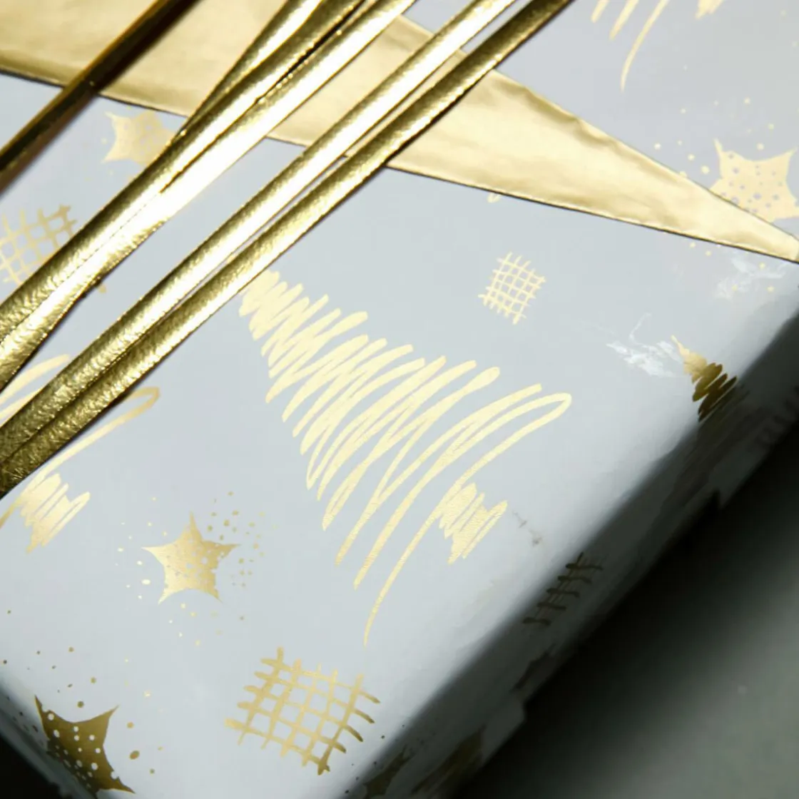 DecoWoerner Papel De Regalo|Go Green - Envoltorio Para Regalo Ecológico>Papel De Regalo Navideño Sostenible De Doble Cara Con Abetos Y Estrellas En Dorado - Bobina De Papel De Regalo De 50 M