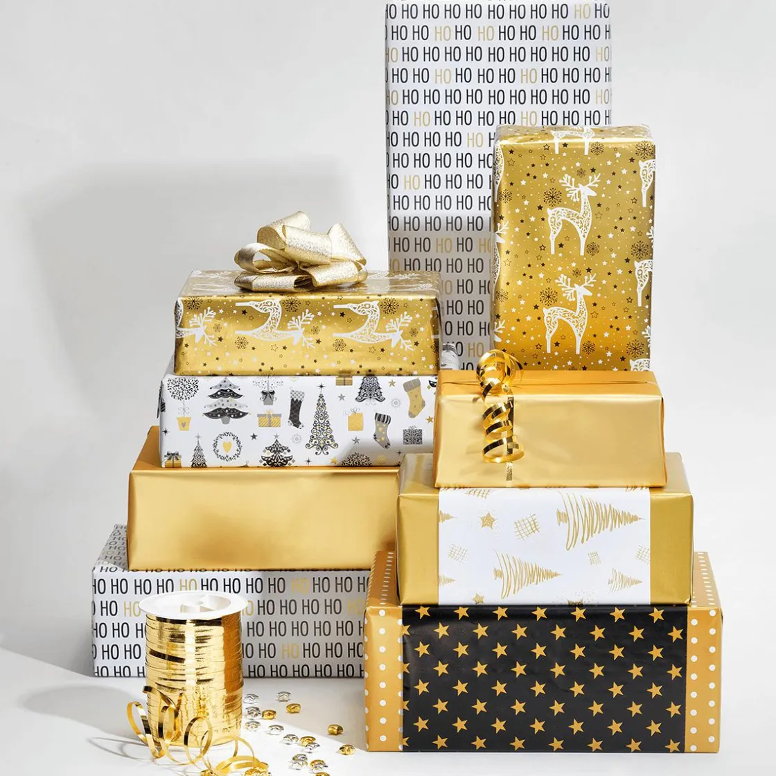 DecoWoerner Papel De Regalo|Go Green - Envoltorio Para Regalo Ecológico>Papel De Regalo Navideño Sostenible De Doble Cara Con Abetos Y Estrellas En Dorado - Bobina De Papel De Regalo De 50 M