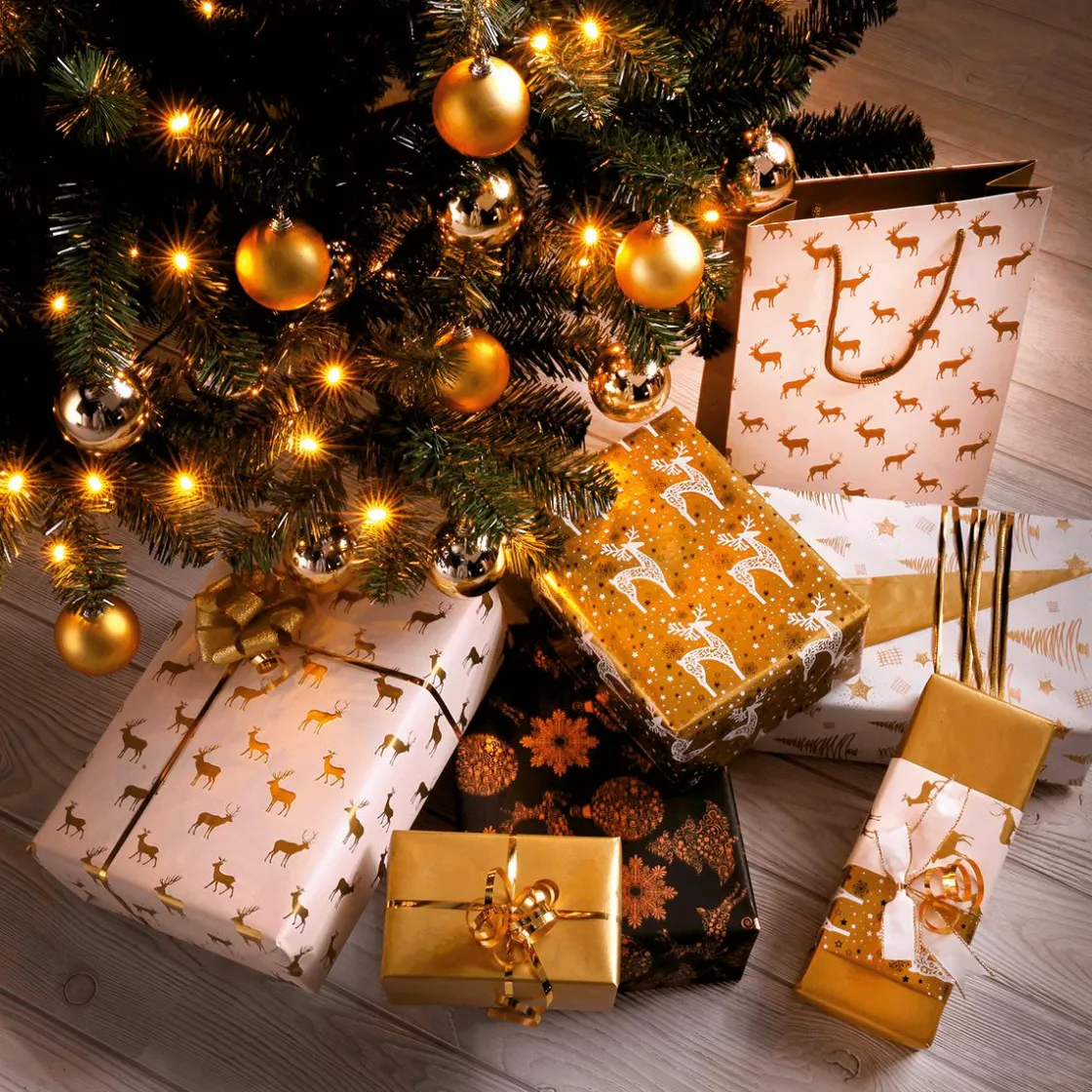 DecoWoerner Papel De Regalo|Go Green - Envoltorio Para Regalo Ecológico>Papel De Regalo Navideño Sostenible De Doble Cara Con Abetos Y Estrellas En Dorado - Bobina De Papel De Regalo De 50 M