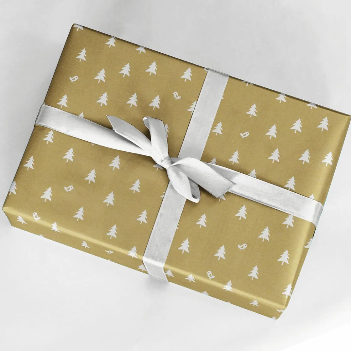 DecoWoerner Papel De Regalo|Go Green - Envoltorio Para Regalo Ecológico>Papel De Regalo Navideño Sostenible Y Dorado Con Abetos Blancos - Bobina De Papel De Regalo De 50 M