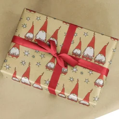 DecoWoerner Papel De Regalo|Go Green - Envoltorio Para Regalo Ecológico>Papel Kraft Reciclado Con Amigo Invisible Rojo Y Estrellas Blancas - Bobina De Papel De Regalo De 50 M