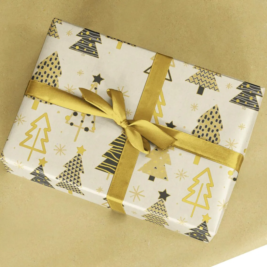 DecoWoerner Papel De Regalo|Go Green - Envoltorio Para Regalo Ecológico>Papel Kraft Reciclado Con árboles De Navidad En Beige, Negro Y Dorado - Bobina De Papel De Regalo De 50 M