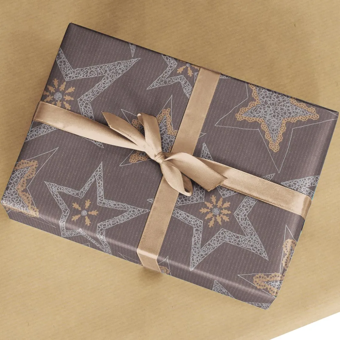 DecoWoerner Papel De Regalo|Go Green - Envoltorio Para Regalo Ecológico>Papel Kraft Reciclado Oscuro Con Estrellas Plateadas - Rollo De Papel De Regalo De 50 M