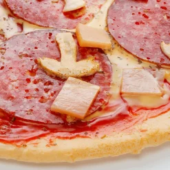 DecoWoerner Platos Y Comida Rápida>Pizza Speciale Con Salami, Jamón Y Champiñones Comida Fake 25 Cm Ø
